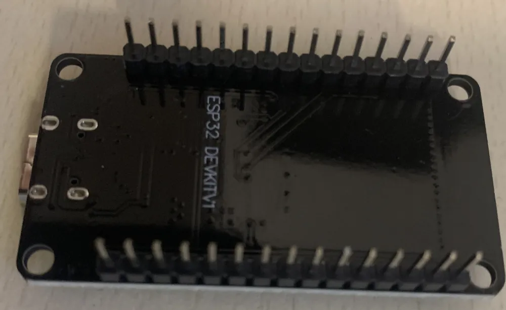 Dessous de la carte ESP32, avec l'inscription ESP32 DEVKITV1