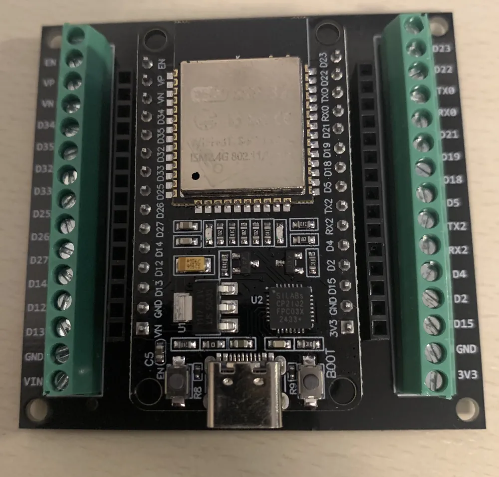 L'ESP32 enfiché sur le support