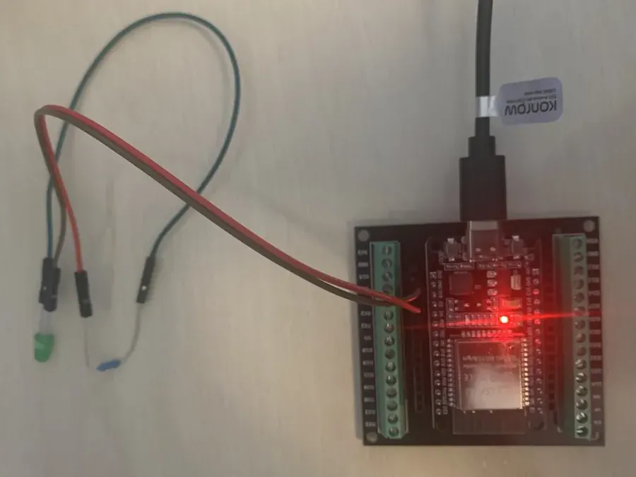 Test de la LED branchée avec des câbles Dupont